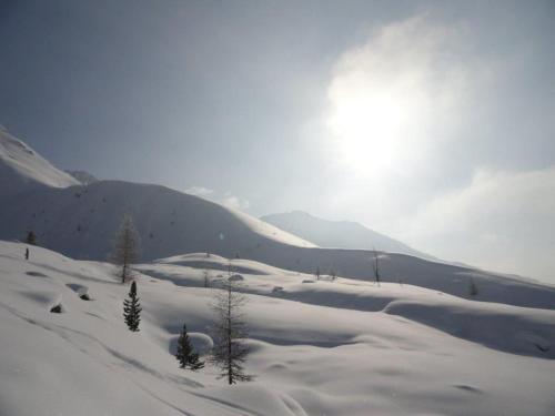 a snow covered mountain with the sun in the background at Haus Martina Buchhammer in Fendels