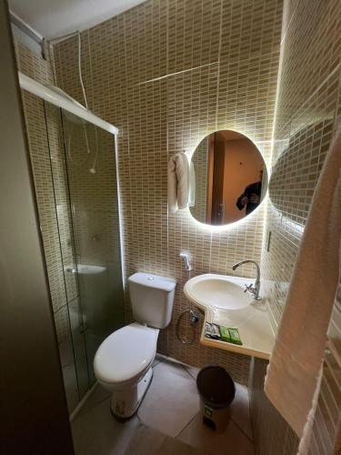 ein Badezimmer mit Toilette, Waschbecken und Spiegel in der Unterkunft apt 112 in Teresina