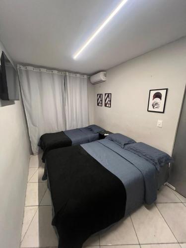 ein Schlafzimmer mit zwei Betten in einem Zimmer in der Unterkunft apt 112 in Teresina