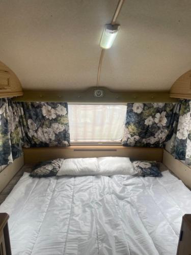 a bed in a small room with a window at Second&Home in Przeźmierowo