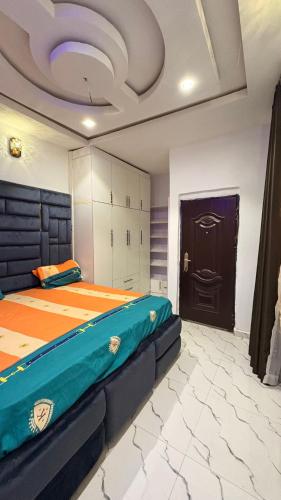 a bedroom with a large bed in a room at ComfortHomes in Ahor