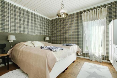a bedroom with a large bed and a window at Villa Graniitti in Imatra