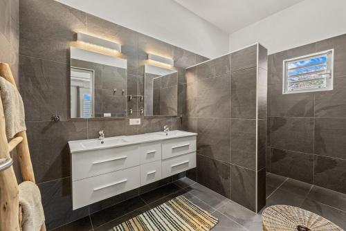 un bagno con lavandino e specchio di Casa Koba a Grote Berg