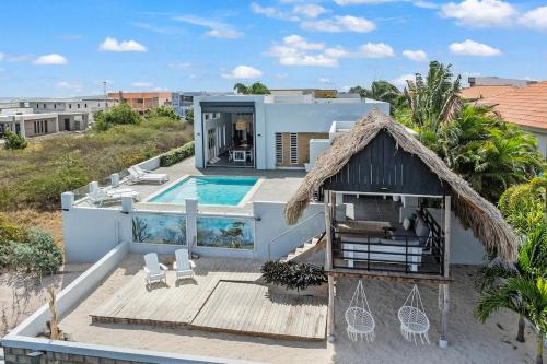 una vista aerea di una casa con piscina di Casa Koba a Grote Berg