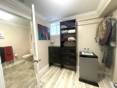 ein Badezimmer mit einer schwarzen Kommode und einem Kleiderschrank in der Unterkunft Khan’s Resort in Cobourg