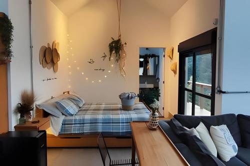a bedroom with a bed and a couch at Cabana do Café - Olivais Santa Clara in Cambuí
