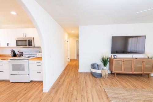 a kitchen with white appliances and wooden floors at Newly Remodeled Family Friendly Home in Page