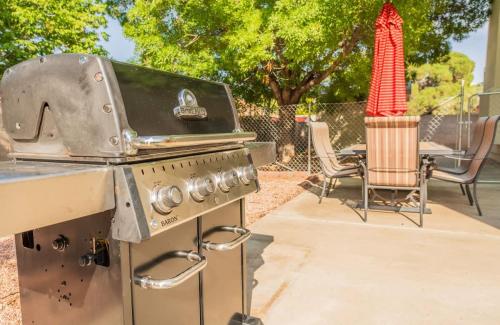 a barbecue grill with a table and chairs in a yard at Large Family Home with Game Room in Page
