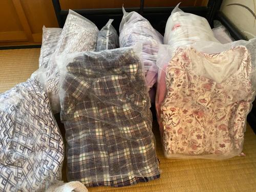 a group of pillows sitting on a bed at 田舎庵 in Hanyu