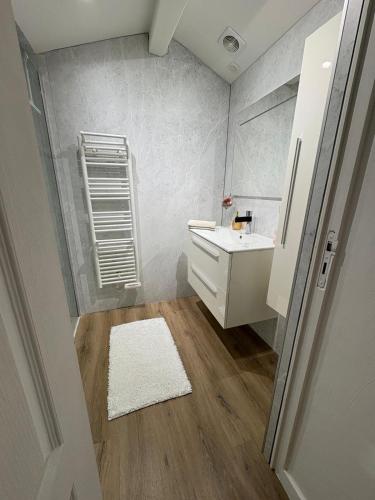 Le Loft Cannes في كان: حمام صغير مع حوض ومرآة