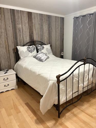 ein Schlafzimmer mit einem Bett und einem Holzboden in der Unterkunft Chalet St-Côme in Saint Come