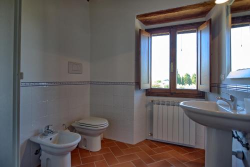 Uma casa de banho em Pozzo Dei Desideri by PosarelliVillas