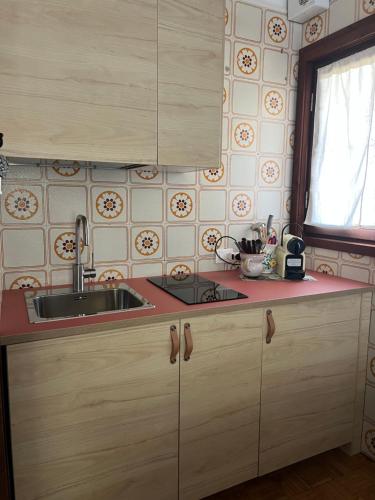 a kitchen with a sink and a counter top at Suite AGB in Mazzin