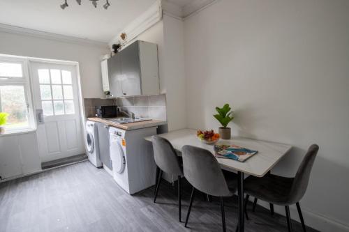 a kitchen with a table and chairs in a kitchen at Airport Lodge in Sheldon
