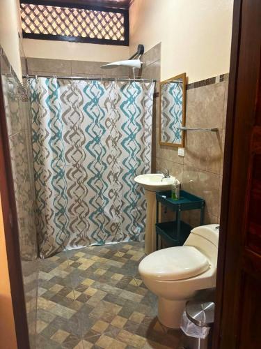 a bathroom with a toilet and a sink at Jardines del Golfo in Lepanto