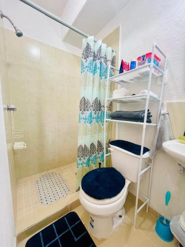 a bathroom with a toilet and a shower at Acapulco Vibes - Departamento con Alberca Cerca de Punta Diamante in Acapulco