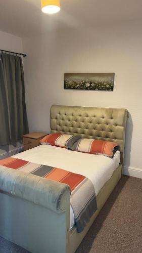 a bed in a room with a large bedvisor at Workers Contractor friendly home long and short stays in Grimsby