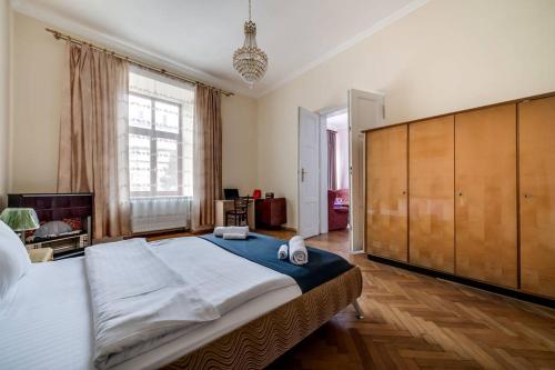 リヴィウにあるROMANTIC Apartments - оn Valova streetのベッドルーム1室(大型ベッド1台、大きな木製キャビネット付)