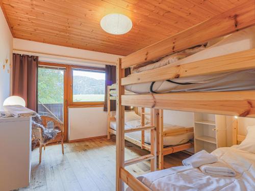 a room with two bunk beds in a cabin at Itterblick in Itter