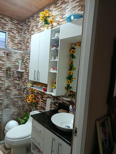 a bathroom with a sink and a toilet and a mirror at Apartamento de July in Penonomé