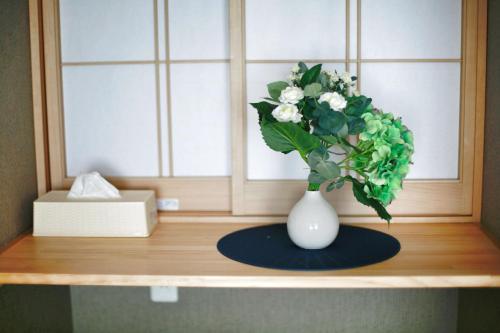 QU101 Ground-Floor 2BR Family Home, 6 Min to Koiwa, 1 Double Bed and 3 Futons, Sleeps 5