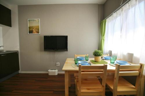 QU101 Ground-Floor 2BR Family Home, 6 Min to Koiwa, 1 Double Bed and 3 Futons, Sleeps 5