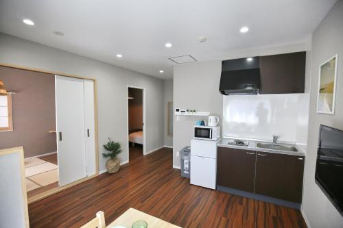 QU101 Ground-Floor 2BR Family Home, 6 Min to Koiwa, 1 Double Bed and 3 Futons, Sleeps 5