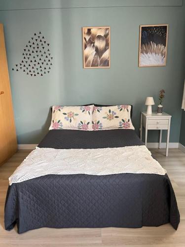 a bedroom with a bed with a blue comforter at Flat Hotel Confort Suítes Alphaville in Barueri