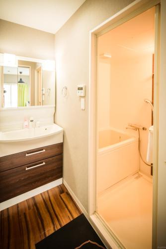 QU202 Japanese-Style 2BR Home near Koiwa, 3 Single Beds and 1 Floor Futon, Sleeps 4