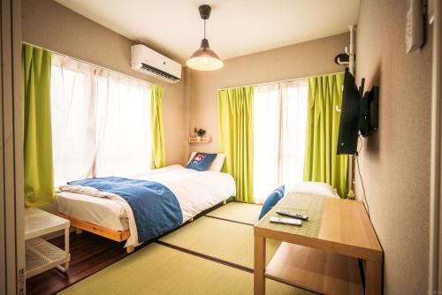 QU202 Japanese-Style 2BR Home near Koiwa, 3 Single Beds and 1 Floor Futon, Sleeps 4