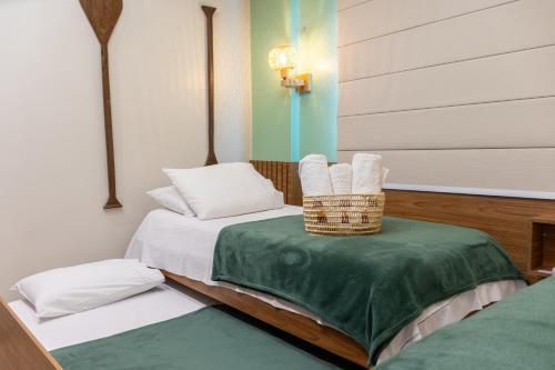 a bedroom with a bed with a basket on a table at Apartamento Moderno e Aconchegante 2 Quartos Ar Condicionado in Alter do Chao