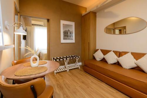 a living room with a couch and a table at Studio Quarto e Sala Moderno em Ipanema, próximo a praia in Rio de Janeiro