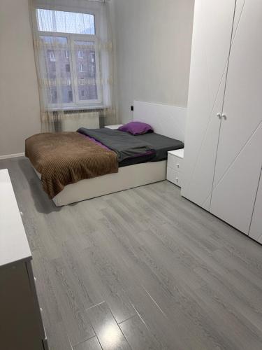 ein Schlafzimmer mit einem Bett und einem großen Fenster in der Unterkunft Sweet Home in Wanadsor