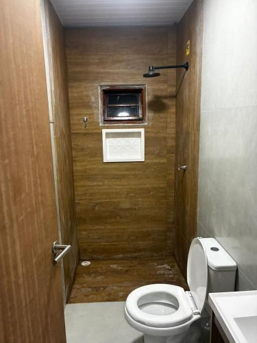 a small bathroom with a toilet and a sink at Casa Completa Proximo ao Frances in Marechal Deodoro