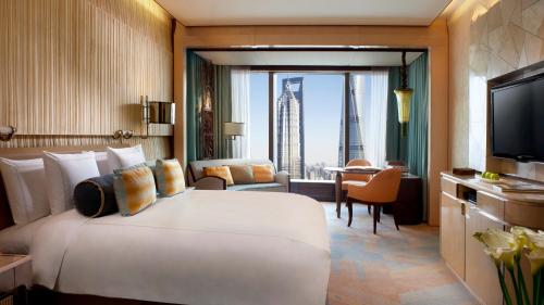 The Ritz-Carlton Shanghai, Pudong — Bedroom