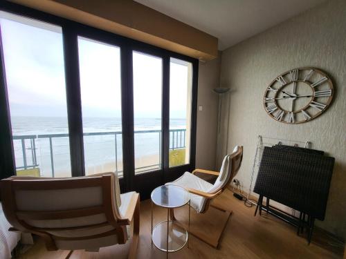 Studio face mer avec balcon, à 50m de la plage