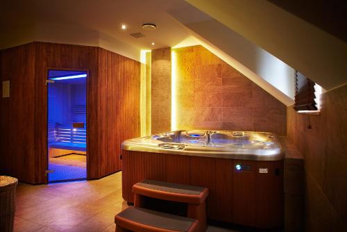 a bathroom with a bath tub with a sink at ParkHotel Łysoń in Inwałd