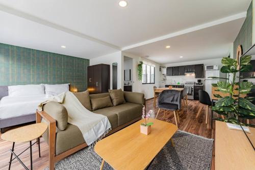a living room with a bed and a couch and a kitchen at Narvarte Apartments by Escajal Homes in Mexico City