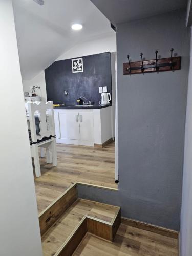 a room with a kitchen with a table and a counter at Los Dones Departamentos DAT in San Carlos de Bariloche