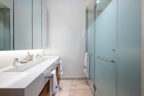 a bathroom with two sinks and a shower at Beachfront townhouse TH03A in Cruz de Huanacaxtle