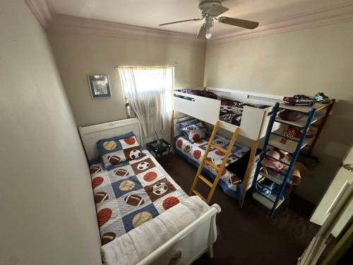 a small room with two beds and a bunk bed at Casa para grupos grandes in Mexicali