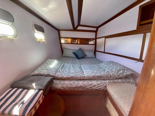 a small bedroom with two beds in a boat at Croisière dans les îles de Krabi in Ao Nang Beach