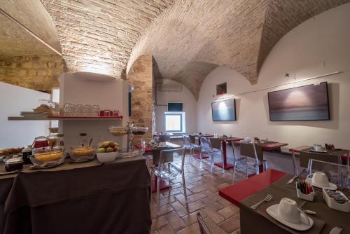 a restaurant with tables and chairs in a room at Hotel Sorella Luna in Assisi