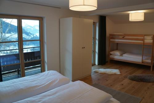 Schlafzimmer mit einem Bett und Bergblick in der Unterkunft Chalet Alsegg in Bad Gastein