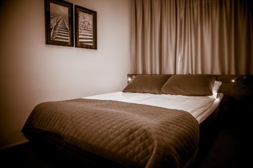 a bedroom with a large bed in a room at Hotell Nivå in Boden