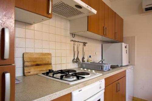 y cocina con fogones y nevera. en Apartment Perc, en Koper