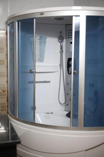 a reflection of a shower in a bathroom mirror at Bảo Cường Hotel in Hương Hóa