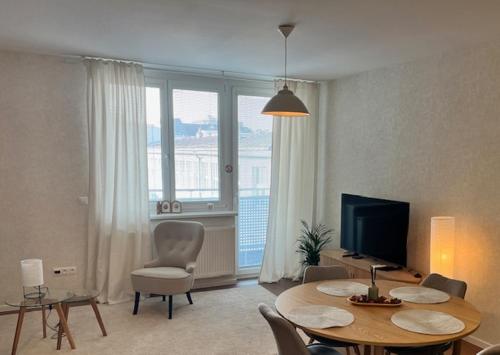 REVON Central-Urban apartment, Balcony & Free Parking