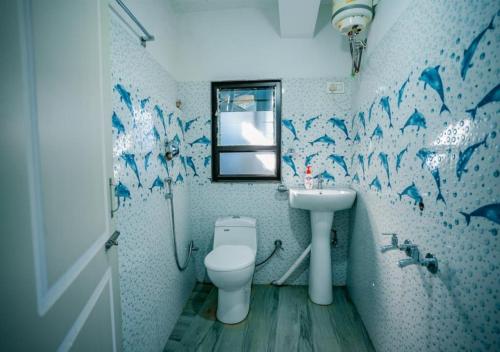 a bathroom with a toilet and a sink at Petratos Homestay in Kalimpong