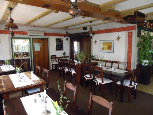 ein leeres Esszimmer mit Tischen und Stühlen in der Unterkunft Hotel & Restaurant Beckmanns Winzerhaus in Urbar